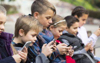 Uso em excesso do celular pode ocasionar personalidade impulsiva, principalmente em crianças e adolescentes