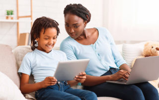 Como os pais podem ajudar as crianças a ficarem seguras online? | Instituto Apreender